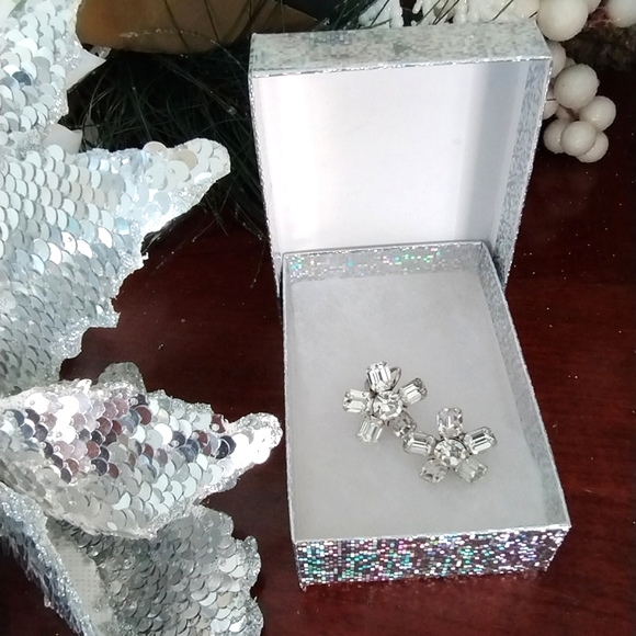 Vintage Albert Weiss Floral Earrings - Picture 3 of 13